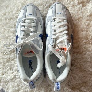 W Air Max Dawn Sneaker